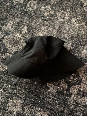 Arc’teryx Sinsolo Bucket Hat Black | Lightweight Technical Sun Hat | S/M-M